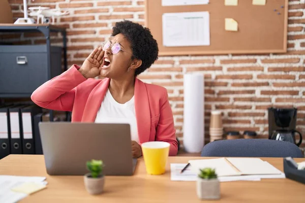 在办公室工作的年轻的非洲裔美国女人 戴着眼镜 毫无头绪 与张开的双臂混淆不清 没有想法 面容可疑 — 图库照片
