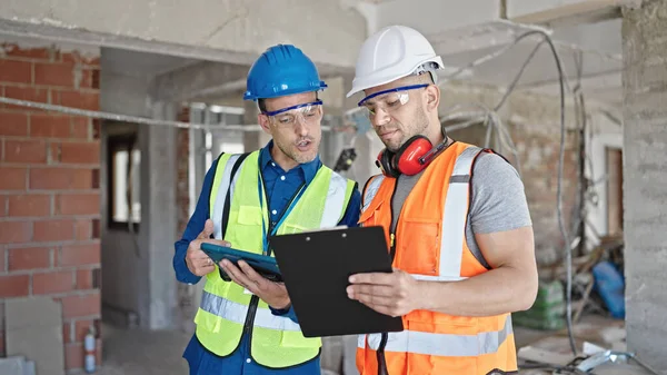 Two Men Builders Reading Document Using Touchpad Shake Hands Construction — Stock Photo, Image