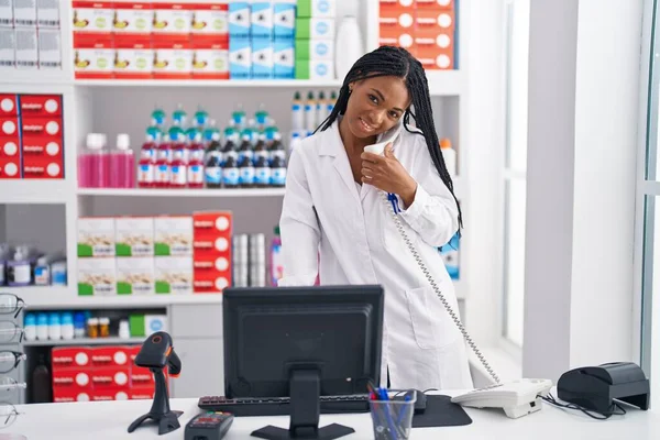 Afroamerikansk Kvinna Farmaceut Talar Telefon Med Hjälp Dator Apotek — Stockfoto