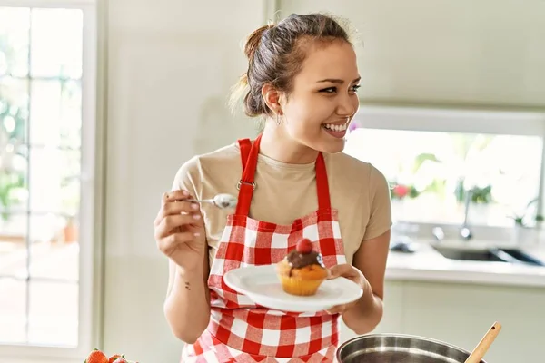 Young Beautiful Hispanic Woman Smiling Confident Eating Cupcake Kitchen — Φωτογραφία Αρχείου