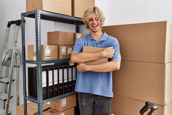 Junger Blonder Mann Commerce Unternehmer Umarmt Paket Büro — Stockfoto