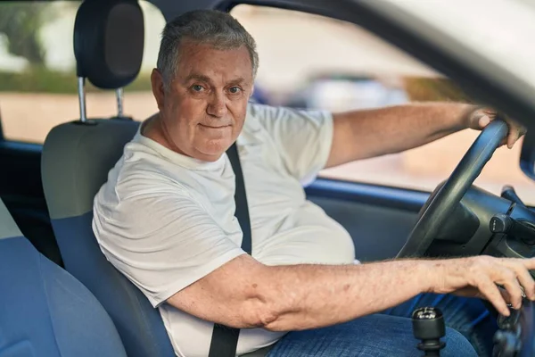 Medelålders Gråhårig Man Ler Säker Bilkörning Gatan — Stockfoto