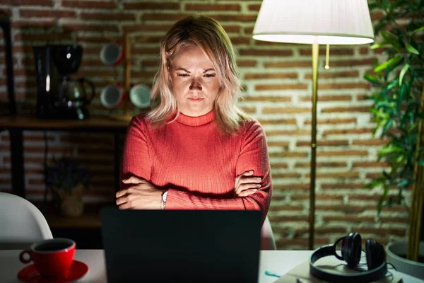 Blond Kvinna Använder Laptop Natten Hemma Skeptisk Och Nervös Ogillande — Stockfoto