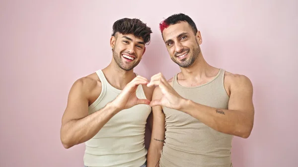 Двое Мужчин Обнимаются Друг Другом Делая Сердечный Жест Изолированном Розовом — стоковое фото