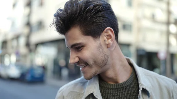 Νεαρός Ισπανός Χαμογελάει Αυτοπεποίθηση Κοιτώντας Στην Άκρη Του Δρόμου — Φωτογραφία Αρχείου