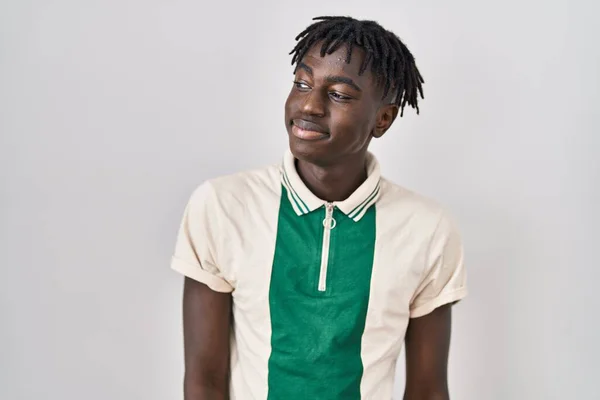 Hombre Africano Con Rastas Pie Sobre Fondo Aislado Sonriendo Mirando — Foto de Stock