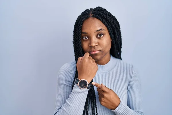 Африканська Американка Яка Стоїть Над Синім Фоном Поспішає Вказати Час — стокове фото