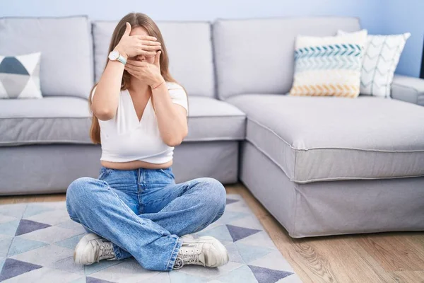 Young Caucasian Woman Sitting Floor Living Room Covering Eyes Mouth — Stock Photo, Image