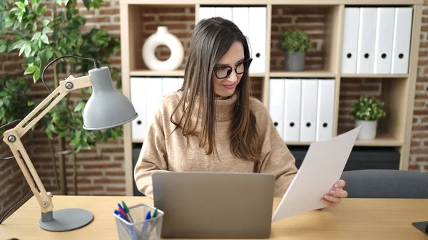 Beautiful Hispanic Woman Business Worker Using Laptop Reading Document Office — Stock Photo, Image