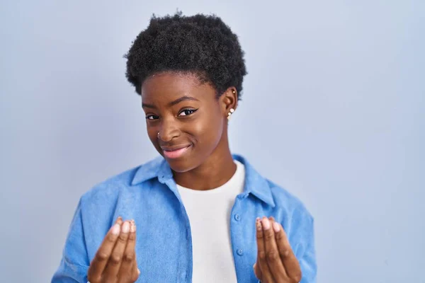 Femme Afro Américaine Debout Sur Fond Bleu Faisant Geste Argent — Photo