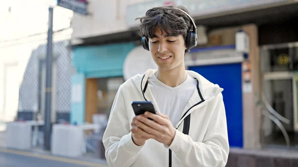Mladý Hispánec Usmívá Sebevědomě Poslouchat Hudbu Ulici — Stock fotografie