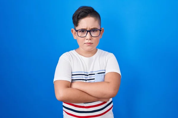 Νεαρό Ισπανόφωνο Παιδί Στέκεται Πάνω Από Μπλε Φόντο Σκεπτικός Και — Φωτογραφία Αρχείου