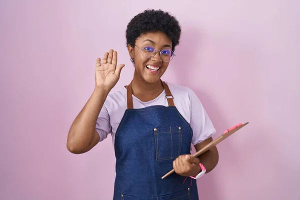 Mujer Afroamericana Joven Con Delantal Camarera Profesional Sosteniendo Portapapeles Renunciando —  Fotos de Stock