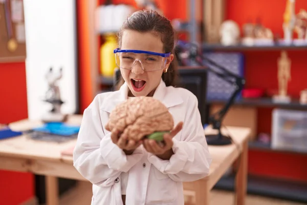 Menina Hispânica Segurando Cérebro Aula Ciências Escola Com Raiva Gritos — Fotografia de Stock