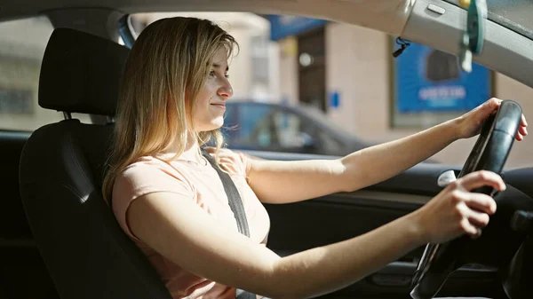 Νεαρή Ξανθιά Γυναίκα Χαμογελά Αυτοπεποίθηση Οδήγηση Αυτοκινήτου Στο Δρόμο — Φωτογραφία Αρχείου