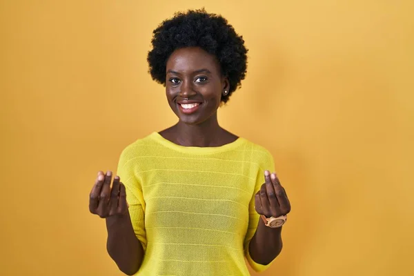 Afrikaanse Jonge Vrouw Staande Gele Studio Doen Geld Gebaar Met — Stockfoto