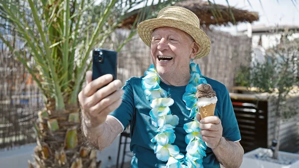 Senior Hombre Pelo Gris Turista Celebración Helados Tener Videollamada Calle — Foto de Stock