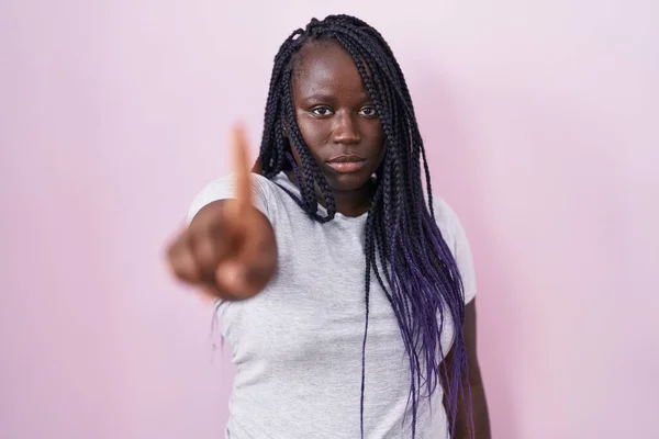 Jonge Afrikaanse Vrouw Staat Roze Achtergrond Wijzen Met Vinger Omhoog — Stockfoto