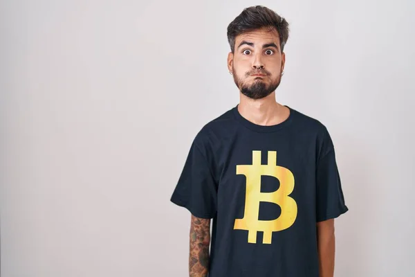 Joven Hombre Hispano Con Tatuajes Con Camiseta Bitcoin Hinchando Mejillas —  Fotos de Stock