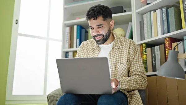 Jovem Estudante Hispânico Sorrindo Confiante Usando Laptop Universidade Biblioteca — Fotografia de Stock