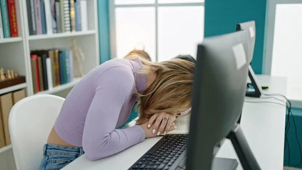 Νεαρή Όμορφη Ισπανίδα Μαθήτρια Που Χρησιμοποιεί Υπολογιστή Κουρασμένο Στο Πανεπιστήμιο — Φωτογραφία Αρχείου