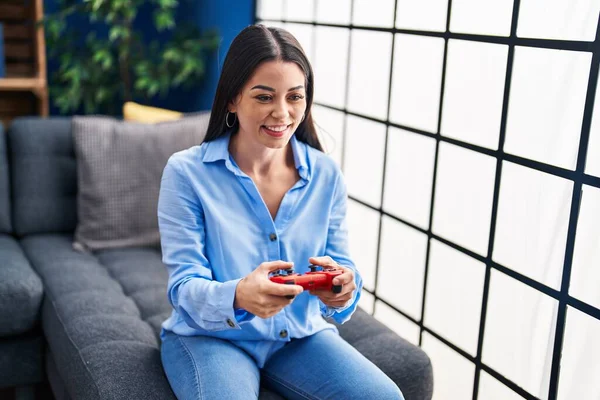 Jovem Bela Mulher Hispânica Jogando Videogame Sentado Sofá Casa — Fotografia de Stock