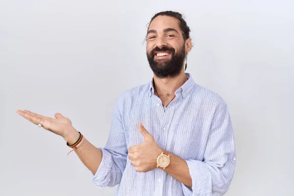 Hispánský Muž Vousy Sobě Ležérní Košile Ukazující Dlaň Dělá Pořádku — Stock fotografie