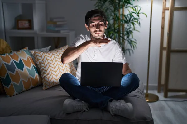 Jovem Hispânico Usando Laptop Casa Noite Cortando Garganta Com Mão — Fotografia de Stock