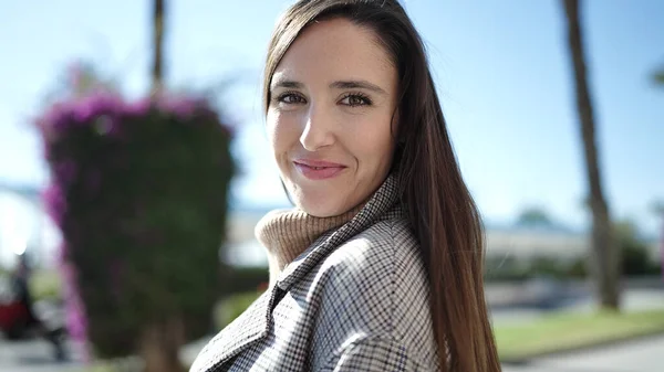 Όμορφη Ισπανίδα Που Χαμογελάει Αυτοπεποίθηση Στο Δρόμο — Φωτογραφία Αρχείου