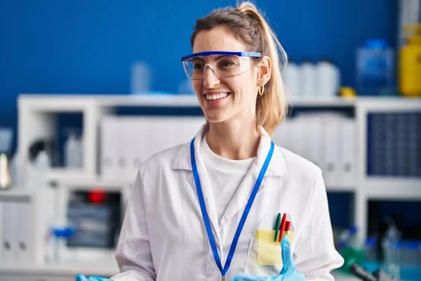 Молода Жінка Науковець Посміхається Впевнено Виступає Лабораторії — стокове фото