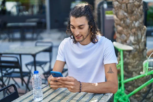 Young Hispanic Man Using Smartphone Sitting Table Coffee Shop Terrace — Fotografia de Stock