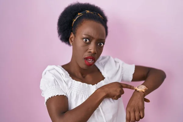 Afrikaanse Vrouw Met Krullend Haar Staan Roze Achtergrond Haast Wijzend — Stockfoto