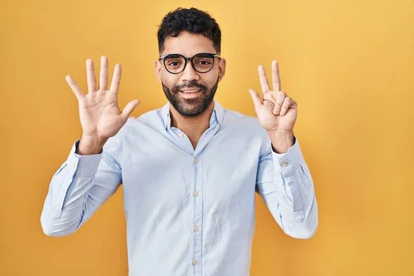 Spanischer Mann Mit Bart Steht Auf Gelbem Hintergrund Und Zeigt — Stockfoto