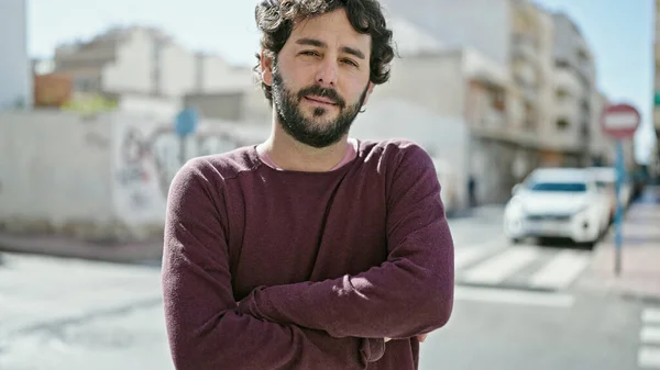 Ung Latinamerikansk Man Står Med Allvarliga Uttryck Och Armarna Korsade — Stockfoto