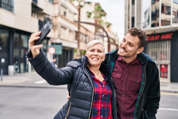 Mãe Filho Sorrindo Confiante Fazendo Selfie Pelo Smartphone Rua — Fotografia de Stock