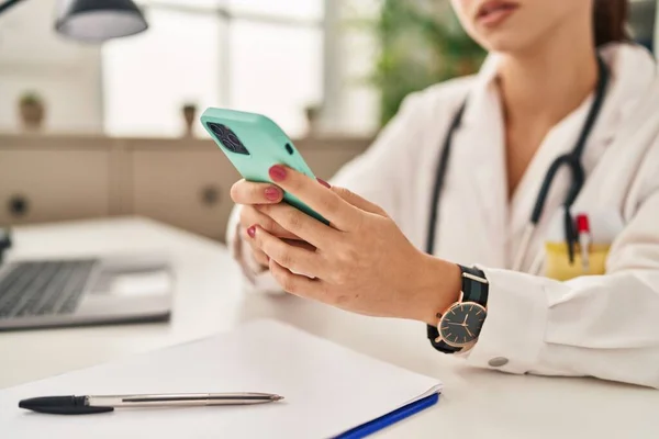 Young Caucasian Woman Doctor Using Smartphone Working Clinic — Stock Photo, Image