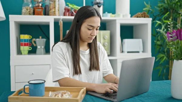 Junge Schöne Hispanische Frau Mit Laptop Beim Frühstück Esszimmer — Stockfoto