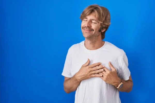 Homem Meia Idade Sobre Fundo Azul Sorrindo Com Mãos Peito — Fotografia de Stock
