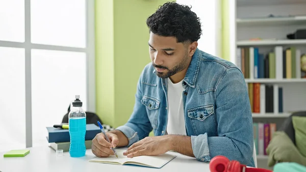 Hombre Afroamericano Estudiante Escribiendo Notas Universidad Biblioteca — Foto de Stock