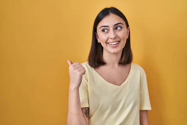 Spaanse Meisje Dragen Casual Shirt Gele Achtergrond Glimlachen Met Vrolijk — Stockfoto