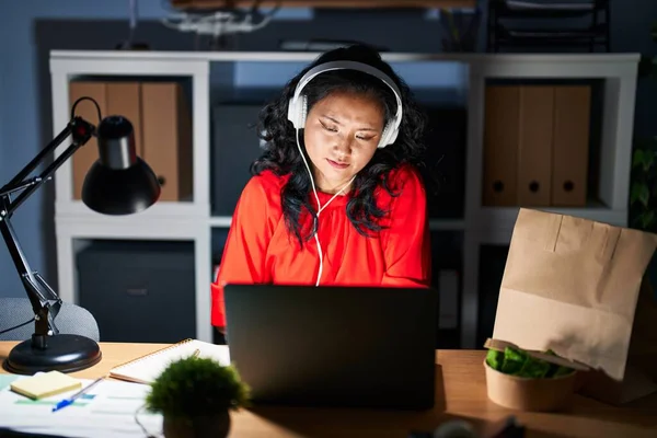 Młoda Azjatka Pracująca Biurze Laptopem Nocy Ręką Brzuchu Niestrawność Bolesna — Zdjęcie stockowe