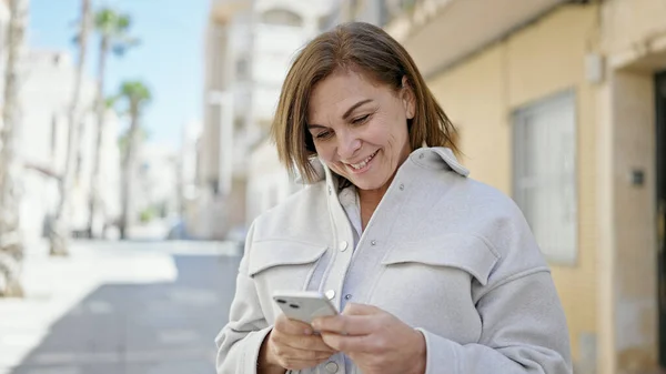 Μεσήλικη Ισπανόφωνη Γυναίκα Που Χρησιμοποιεί Smartphone Στο Δρόμο — Φωτογραφία Αρχείου