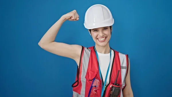 Junge Schöne Hispanische Bauarbeiterin Lächelt Zuversichtlich Und Macht Starke Geste — Stockfoto