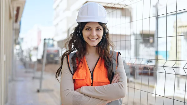 惊慌失措的女建筑工人微笑着 自信地站在街上 双手交叉地做着手势 — 图库照片