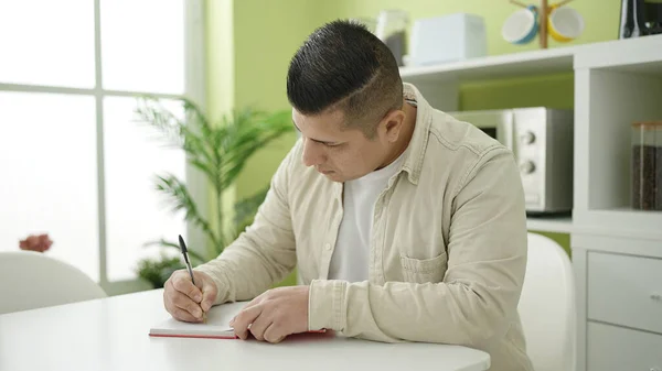 Joven Hispano Escribiendo Cuaderno Sentado Mesa Comedor — Foto de Stock