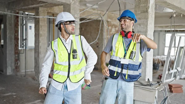 Deux Hommes Constructeurs Souriant Danse Confiante Sur Chantier Construction — Photo