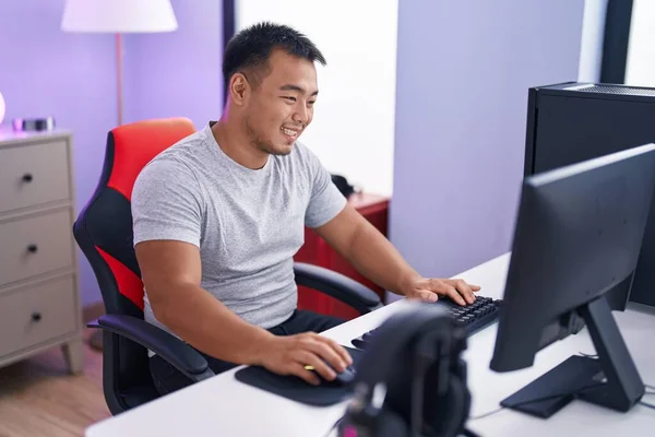 Νεαρός Κινέζος Streamer Παίζει Βιντεοπαιχνίδι Χρησιμοποιώντας Υπολογιστή Στην Αίθουσα Τυχερών — Φωτογραφία Αρχείου