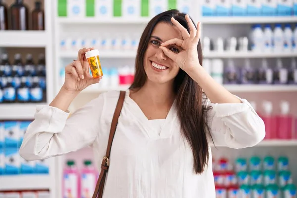 Молодая Брюнетка Покупает Аптеке Таблетки Улыбкой Счастливая Делает Хорошо Знак — стоковое фото