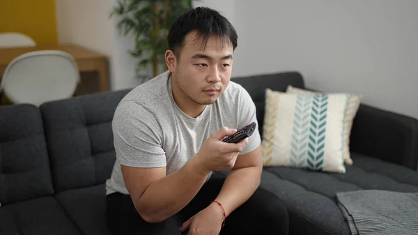 Junger Chinese Vor Dem Fernseher Auf Sofa Mit Langweiligem Gesichtsausdruck — Stockfoto