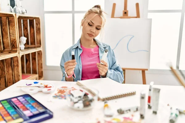 年轻的高加索女艺术家在艺术工作室选择彩笔 — 图库照片